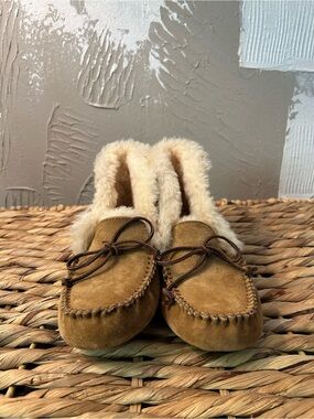 NWOT Women’s Ugg Alena Cozy Suede Moccasin Slippers in Tan with Sheepskin Trim